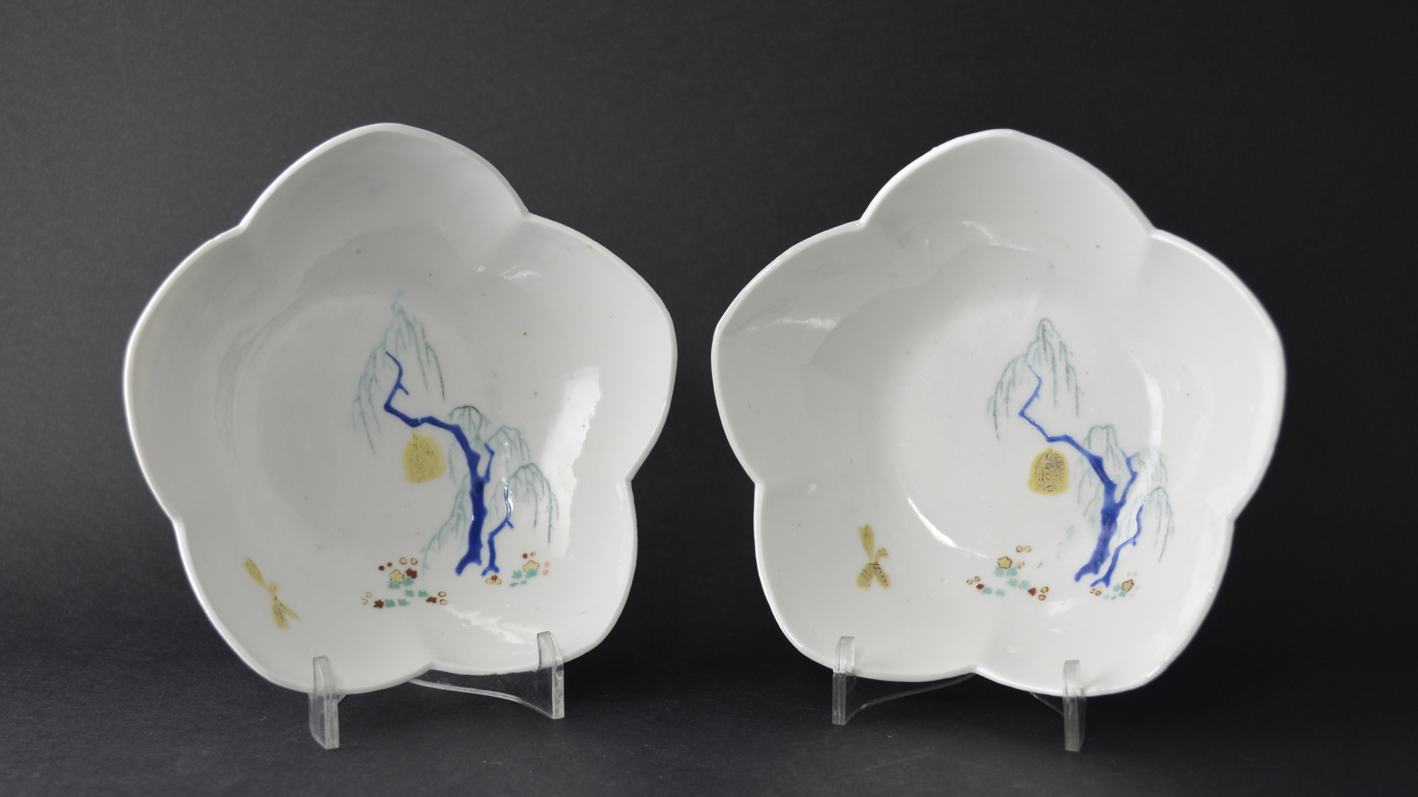 Pair of Fine 17th century Japanese Kakiemon Nigoshide Porcelain bowls.