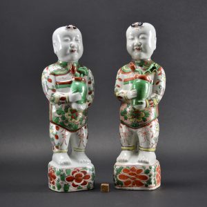 A Pair of Kangxi Famille Verte Porcelain Models of Boys - Robert McPherson Antiques - 25601