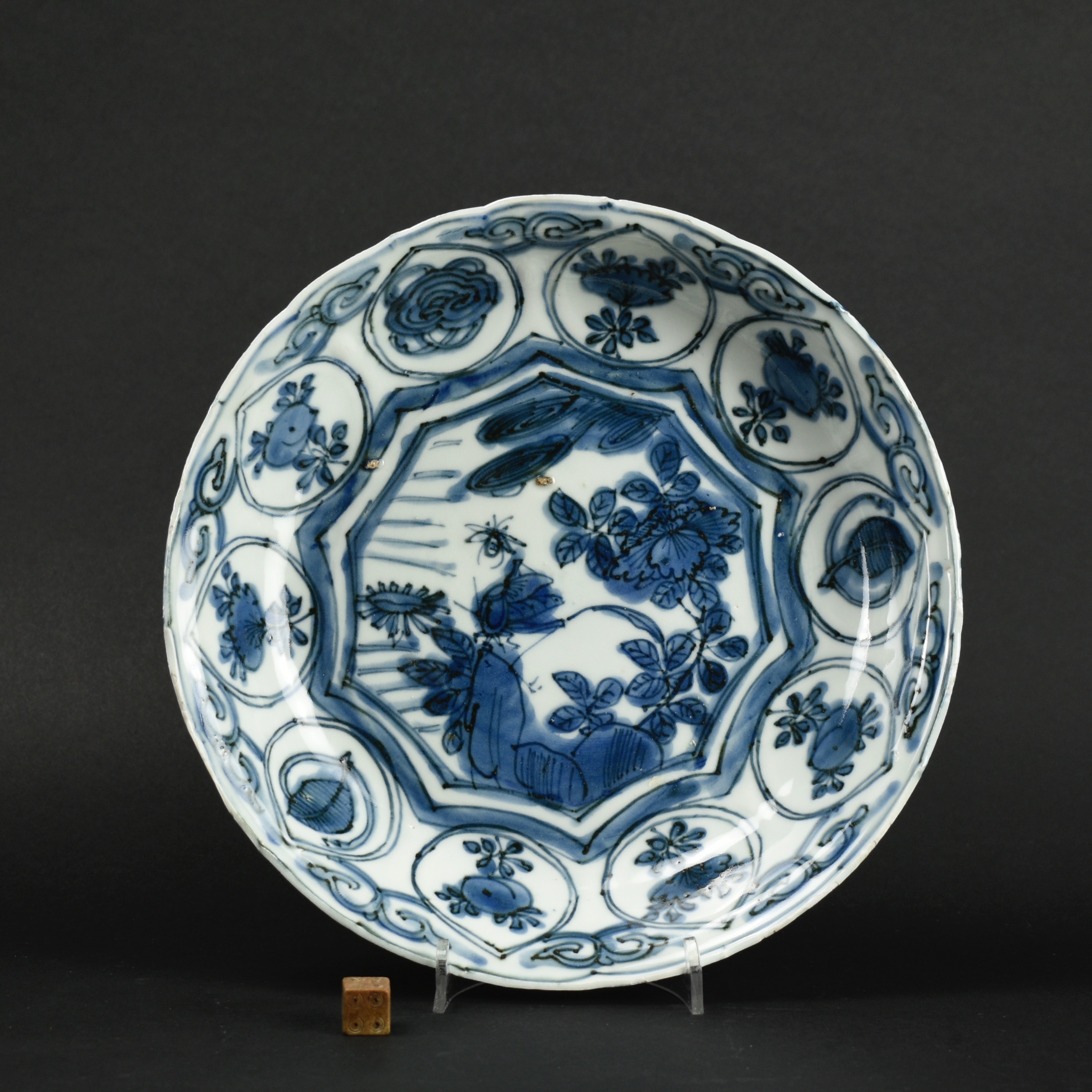 A Late Ming Kraak Ware Porcelain Dish - Robert McPherson Antiques