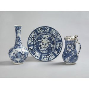 Dish, blue and white porcelain, with VOC monogram, Arita ware, 1660-1680