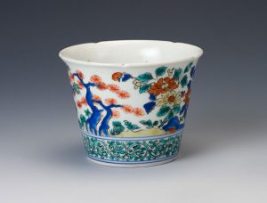A pair of late 17th Century bucket-shaped cinquefoil-rimmed beakers, Japanese, late 17th Century. The beakers are boldly decorated in Kakiemon