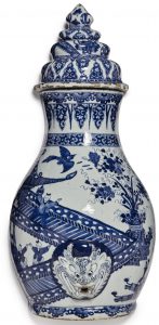 A RARE CHINESE EXPORT BLUE AND WHITE WALL CISTERN AND COVER, QING DYNASTY, KANGXI PERIOD, CIRCA 1710-20