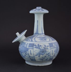 A Blue and White Transitional Porcelain Kraakware Kendi from the Hatcher Cargo c.1643, Late Ming or Early Qing, Chongzhen 1628-1644 or Shunzhi 1644-1661.