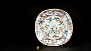 A Transitional Porcelain Ko-akai Enamelled Dish Made for the Japanese Market - Robert McPherson Antiques - 26258