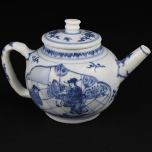 A Fine and Rare Transitional Blue and White Porcelain Teapot or Wine Ewer from the Hatcher Cargo. Late Ming Dynasty, Chongzhen Period c.1643.