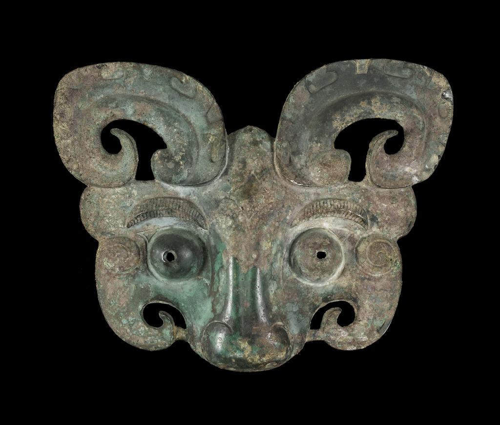  Taotie mask is a stylised zoomorphic monster face frequently cast on ancient Chinese ritual bronze vessels and craved jade from the Shang and Zhou dynasties.