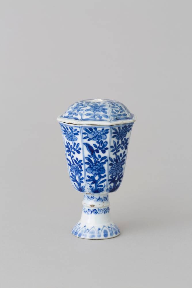 Museum Inventory NumberPO 2389 Palace Number N 45 [Zigzag line] Properties of the Palace Number painted Date Kangxi, c. 1700 Medium porcelain Dimensions h. with cover (without knob): 13,5 cm, h. without cover: 11,7 cm, diam. 7,7 cm, diam. foot: 4,9 cm Place of Production China, Jingdezhen